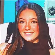 Me defino una persona extrovertida y con ganas de enseñar de una forma mas divertida